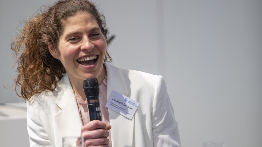Elisabeth Brandau als Rednerin mit Mikrofon
