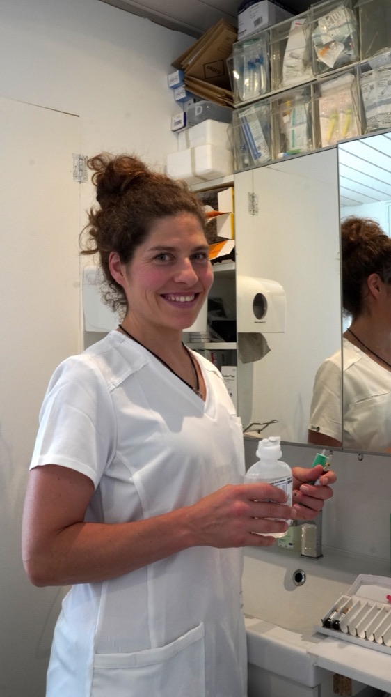 Elisabeth Brandau als Heilpraktikerin in der Praxis