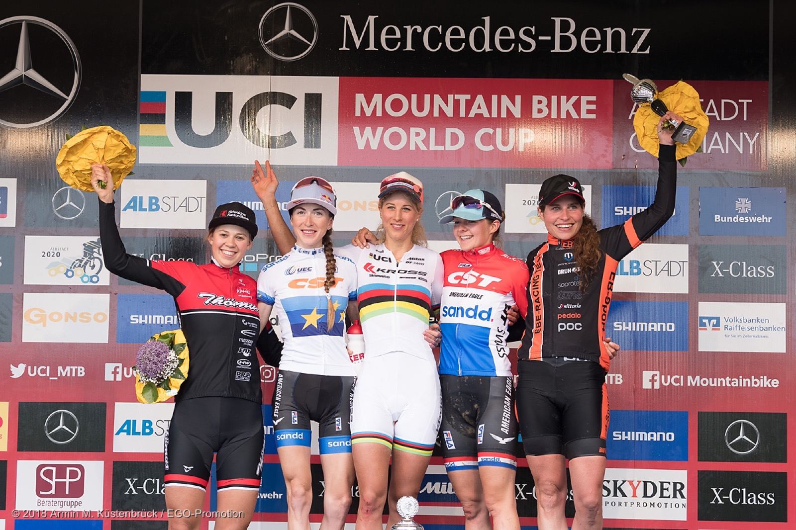 Elisabeth Brandau auf dem UCI-Mountainbike-Worldcup-Podium in Albstadt